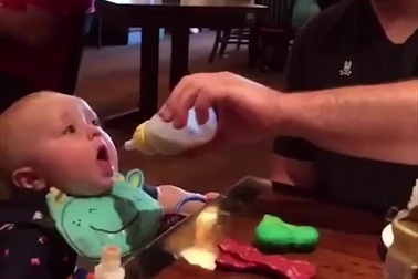 Những khoảnh khắc hài hước và đáng yêu giữa cha và con nhỏ