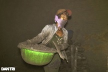 Những người phụ nữ tay phồng rộp, vai trầy xước và lấm lem vì than