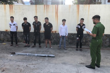 Mâu thuẫn trên mạng, 2 nhóm thanh thiếu niên mang bom xăng đi hỗn chiến