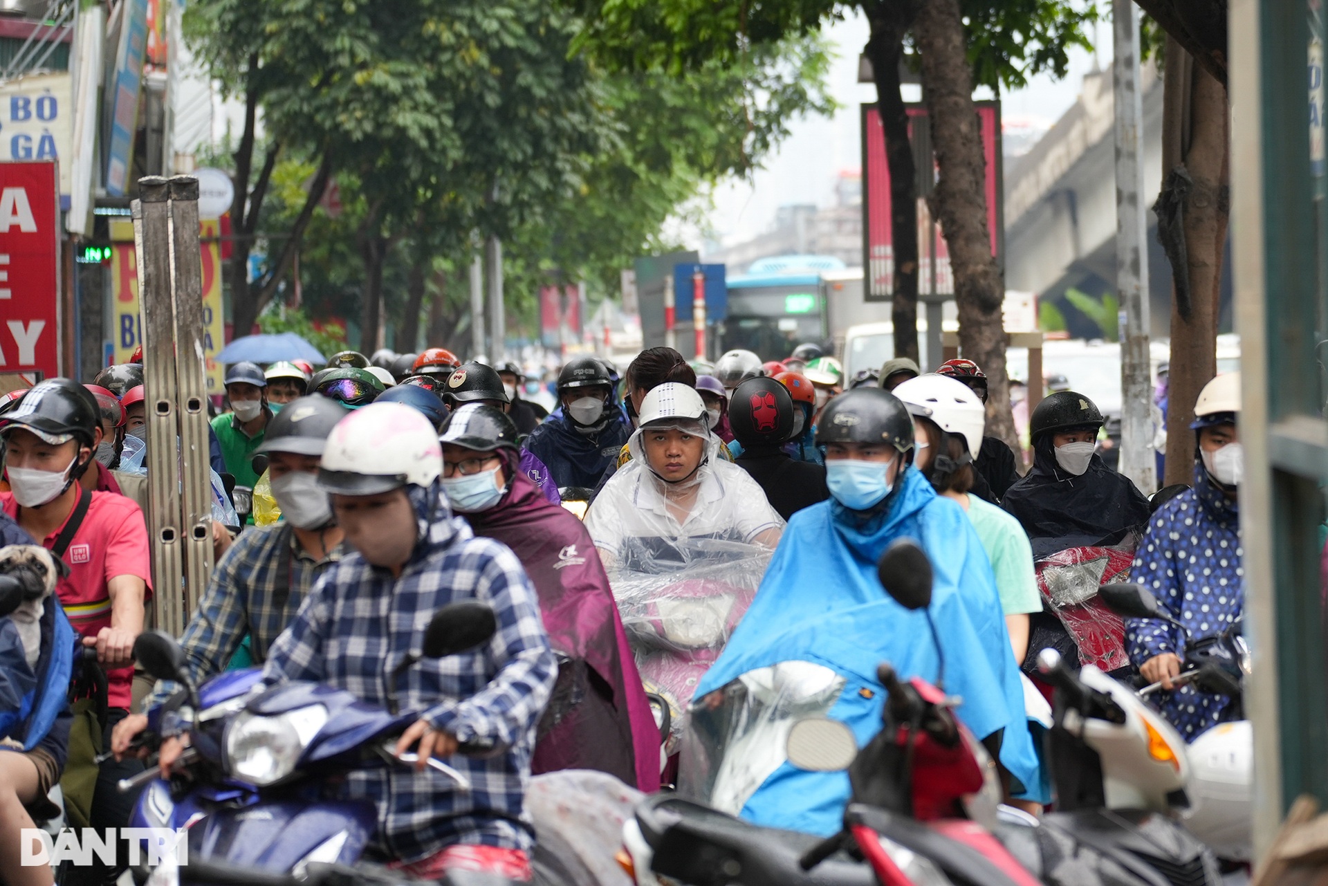 Hàng vạn người đội mưa rời Hà Nội trước kỳ nghỉ lễ 30/4 và 1/5 - 9 Hàng vạn người đội mưa rời Hà Nội trước kỳ nghỉ lễ 30/4 và 1/5 - 9