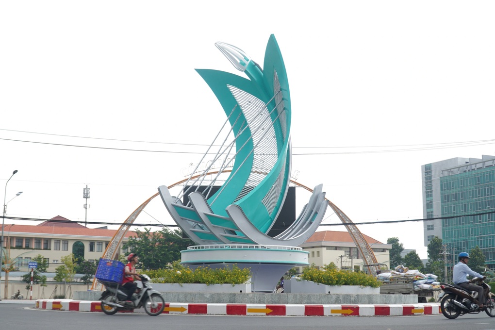 Bình luận trái chiều về công trình trang trí trị giá tiền tỷ ở Bến Tre - 1 Bình luận trái chiều về công trình trang trí trị giá tiền tỷ ở Bến Tre - 1