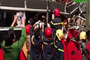 20 cảnh sát cứu hỏa giải cứu 3 người mắc kẹt trong xe khách