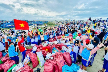2.000 người cùng nhau làm sạch bãi biển Ninh Hải