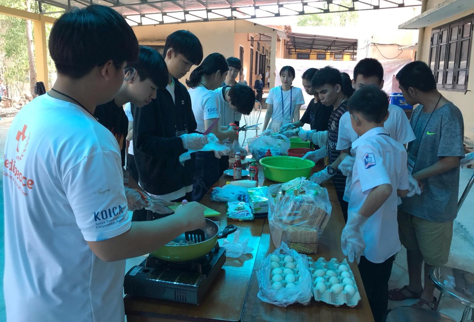 Học sinh Hàn Quốc vẽ tranh tường, giao lưu với trẻ khuyết tật Quảng Trị - 5 Học sinh Hàn Quốc vẽ tranh tường, giao lưu với trẻ khuyết tật Quảng Trị - 5