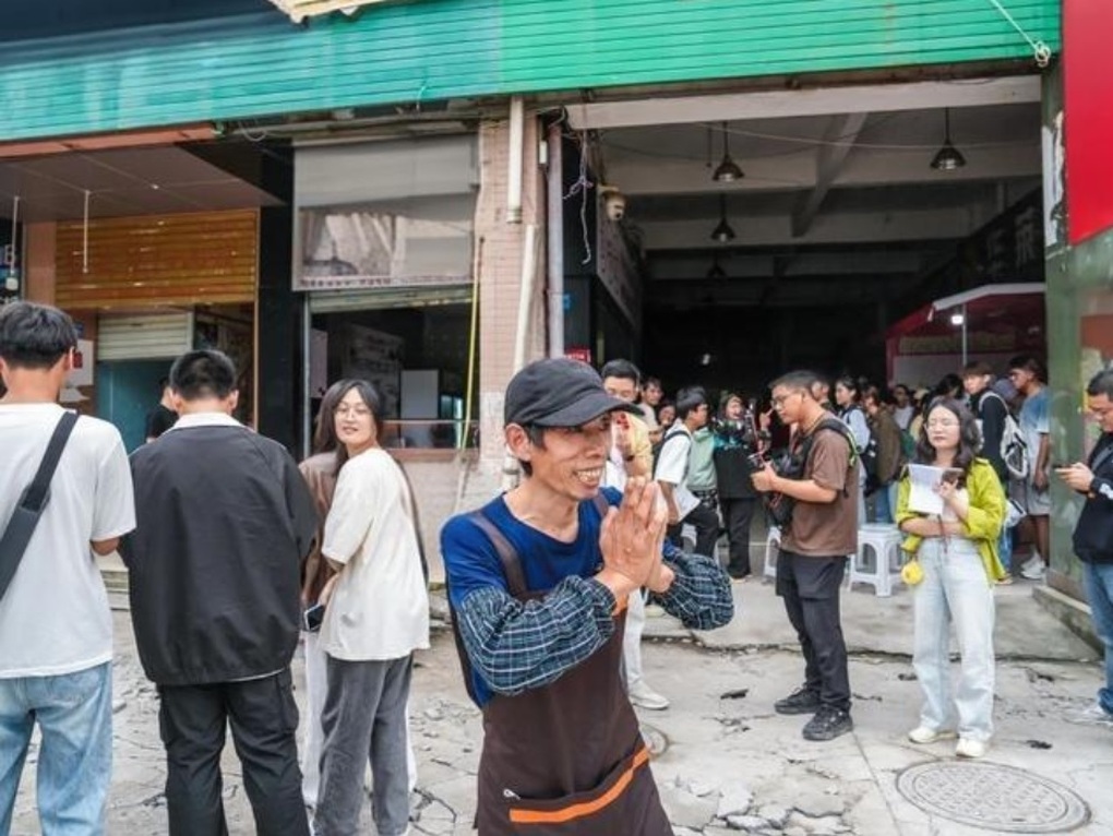 Sinh viên xếp hàng dài hơn 100m trước tiệm bánh, lý do gây xúc động - 2 Sinh viên xếp hàng dài hơn 100m trước tiệm bánh, lý do gây xúc động - 2