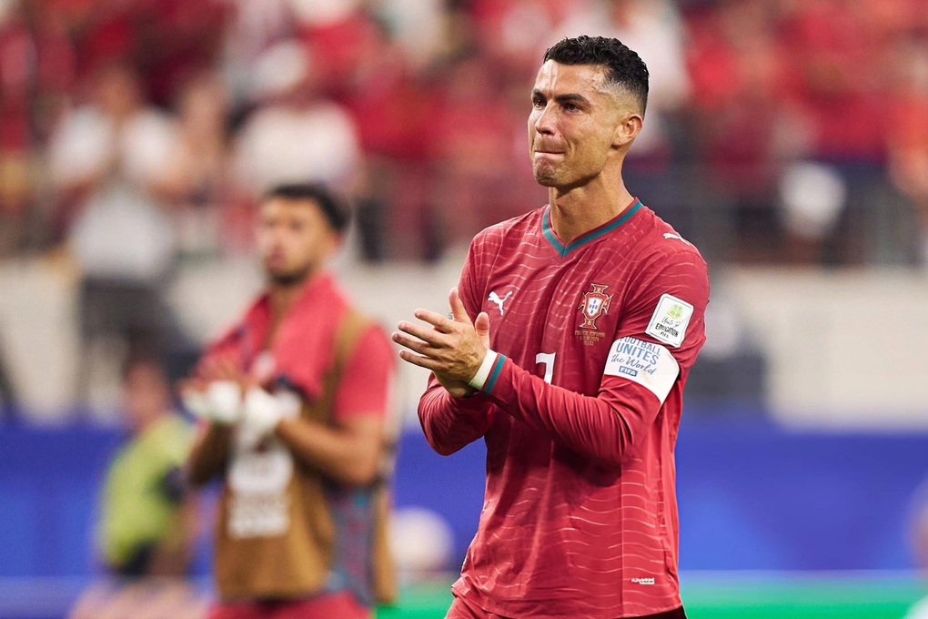 Ronaldo bật khóc khi Bồ Đào Nha bị loại khỏi World Cup - 1