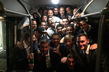 Sao Barcelona “đập phá” mừng vé chung kết Champions League