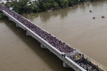 Tổng thống Trump ký lệnh đối phó dòng người di cư đổ về Mỹ
