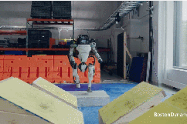 Robot trình diễn kỹ năng chạy parkour khiến nhiều người kinh ngạc