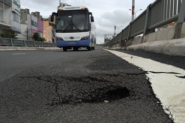 Xuất hiện lỗ “khủng” trên đường dẫn hầm chui đầu tiên ở Sài Gòn