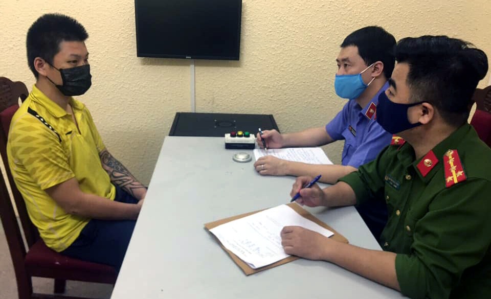 Hà Nội: Bị nhắc đeo khẩu trang, gã trai bóp cổ công an - 1