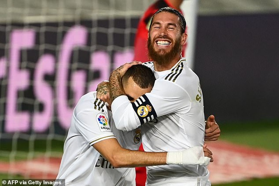 Benzema lập cú đúp, Real Madrid vô địch La Liga lần thứ 34 - 6 Benzema lập cú đúp, Real Madrid vô địch La Liga lần thứ 34 - 6