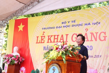 Dạ Hương tiếp tục trao học bổng "Chung sức cùng nữ thầy thuốc tương lai" cho nữ sinh Y dược