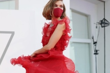 Mặc váy lộng lẫy, Arizona Muse vẫn không quên đeo khẩu trang lên thảm đỏ