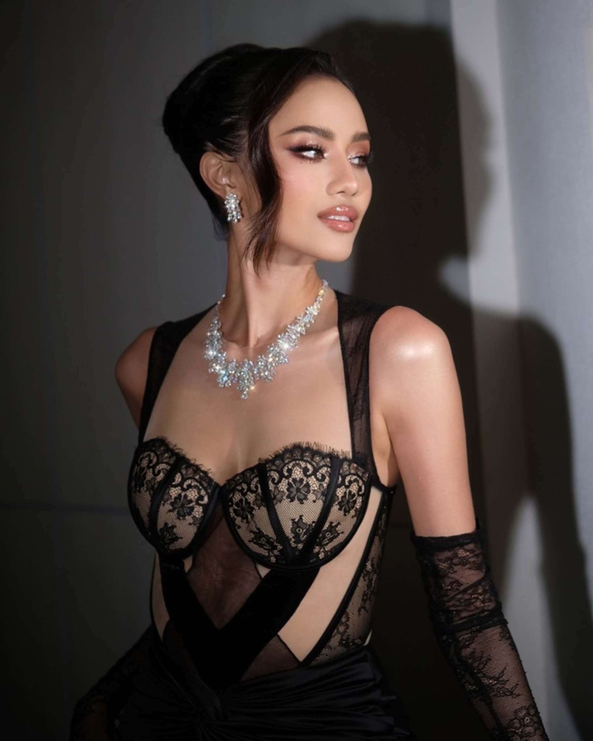 Vẻ ngoài rực lửa và câu chuyện đầy cảm hứng của tân Hoa hậu Thế giới - 4 Vẻ ngoài rực lửa và câu chuyện đầy cảm hứng của tân Hoa hậu Thế giới - 4