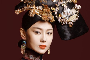 Mỹ nhân Hoa suýt "gãy cổ" vì những búi tóc khổng lồ