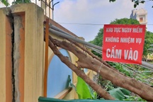 Hà Nội: Cận cảnh bức tường trường mầm non "chống nạng"... chi chít