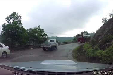 Xem tài xế lái xe kiểu "thách thức tử thần"