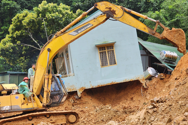 Tan hoang trên đèo Bảo Lộc, đang tìm kiếm nạn nhân thứ 4