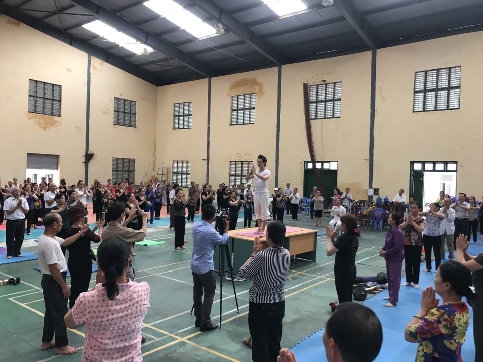 Cặp đôi Yoga Hải Phòng trình diễn điệu nghệ trên con đường hoa phượng vĩ - 9 Cặp đôi Yoga Hải Phòng trình diễn điệu nghệ trên con đường hoa phượng vĩ - 9
