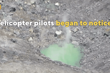 Hồ nước nóng với nhiệt độ cao khác thường có thể gây bỏng da