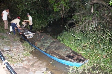 4 người say rượu bị lật ghe trên sông, 1 người mất tích