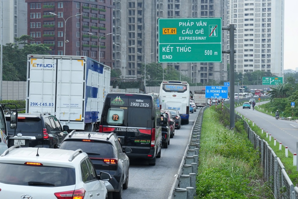 Người dân trở về Hà Nội sớm, cửa ngõ thủ đô ùn ứ - 2 Người dân trở về Hà Nội sớm, cửa ngõ thủ đô ùn ứ - 2