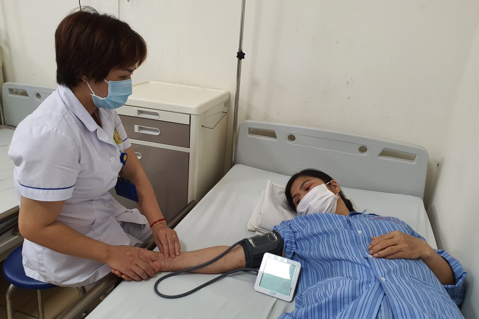 Giọt nước mắt cơ cực của người phụ nữ xin xuất viện về nhà chờ chết - 1 Giọt nước mắt cơ cực của người phụ nữ xin xuất viện về nhà chờ chết - 1