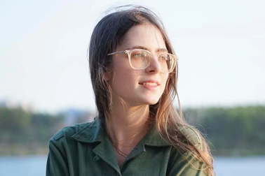 Nữ sinh nước ngoài hút hồn khi mặc quần áo bộ đội, học quốc phòng