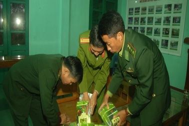 Chất rắn trong 7 gói vuông in chữ Trung Quốc dạt vào bờ biển chính xác là ma túy