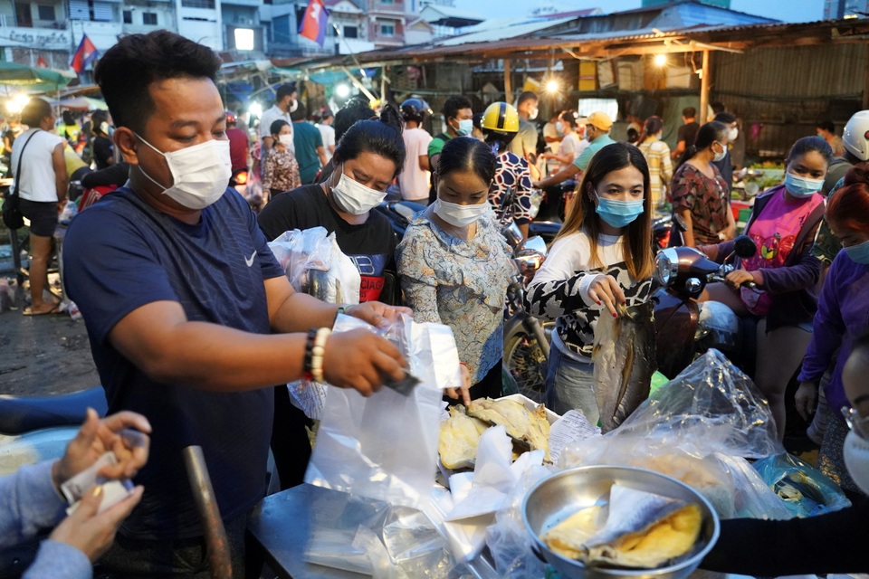 Phnom Penh bị phong tỏa, dân Campuchia càn quét siêu thị tích thực phẩm - 1 Phnom Penh bị phong tỏa, dân Campuchia càn quét siêu thị tích thực phẩm - 1