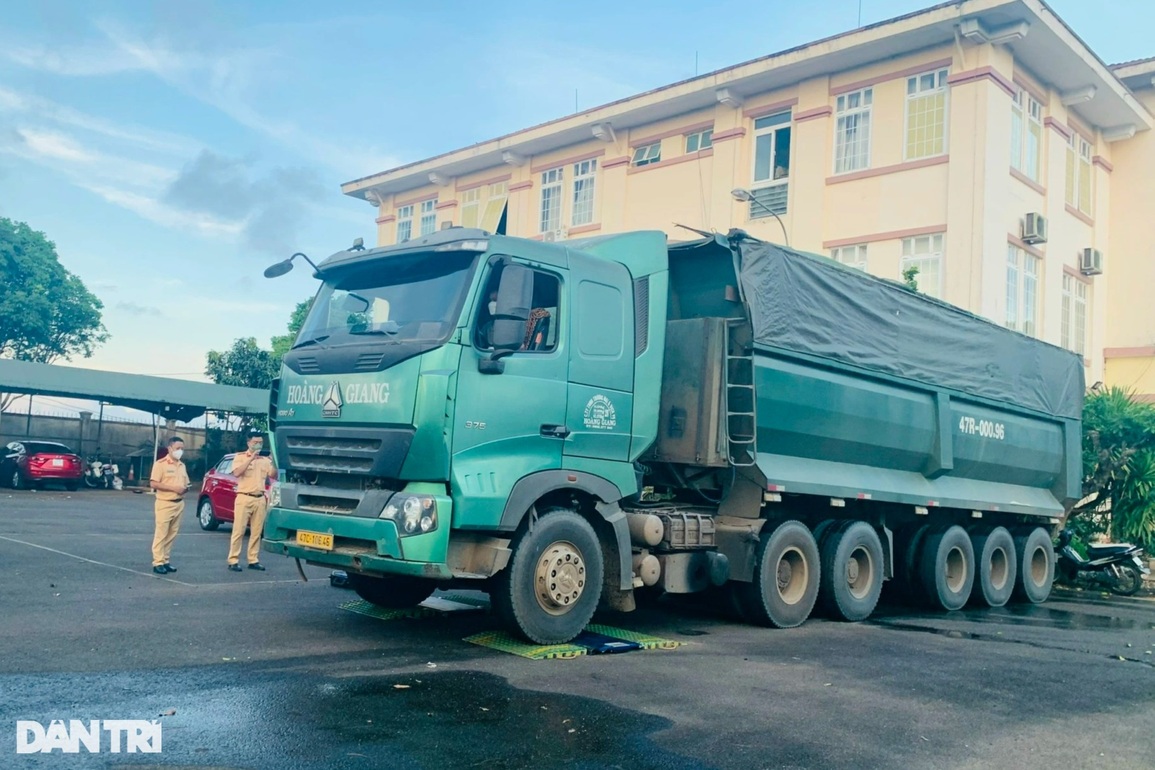 Vụ xe quá tải hành quốc lộ: Hé lộ bãi tập kết cát trái quy định - 2 Vụ xe quá tải hành quốc lộ: Hé lộ bãi tập kết cát trái quy định - 2