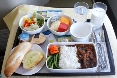 Bán suất ăn trên máy bay thu 1,5 tỷ đồng mỗi ngày