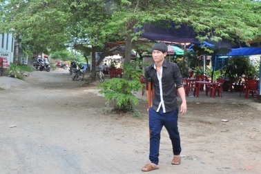 Bị tai nạn gãy xương đùi vẫn chống nạng đi thi