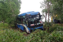 Xe chở 40 hành khách lao xuống ruộng