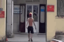 Thanh niên cởi trần cầm gậy sắt "đại náo" trụ sở công an phường