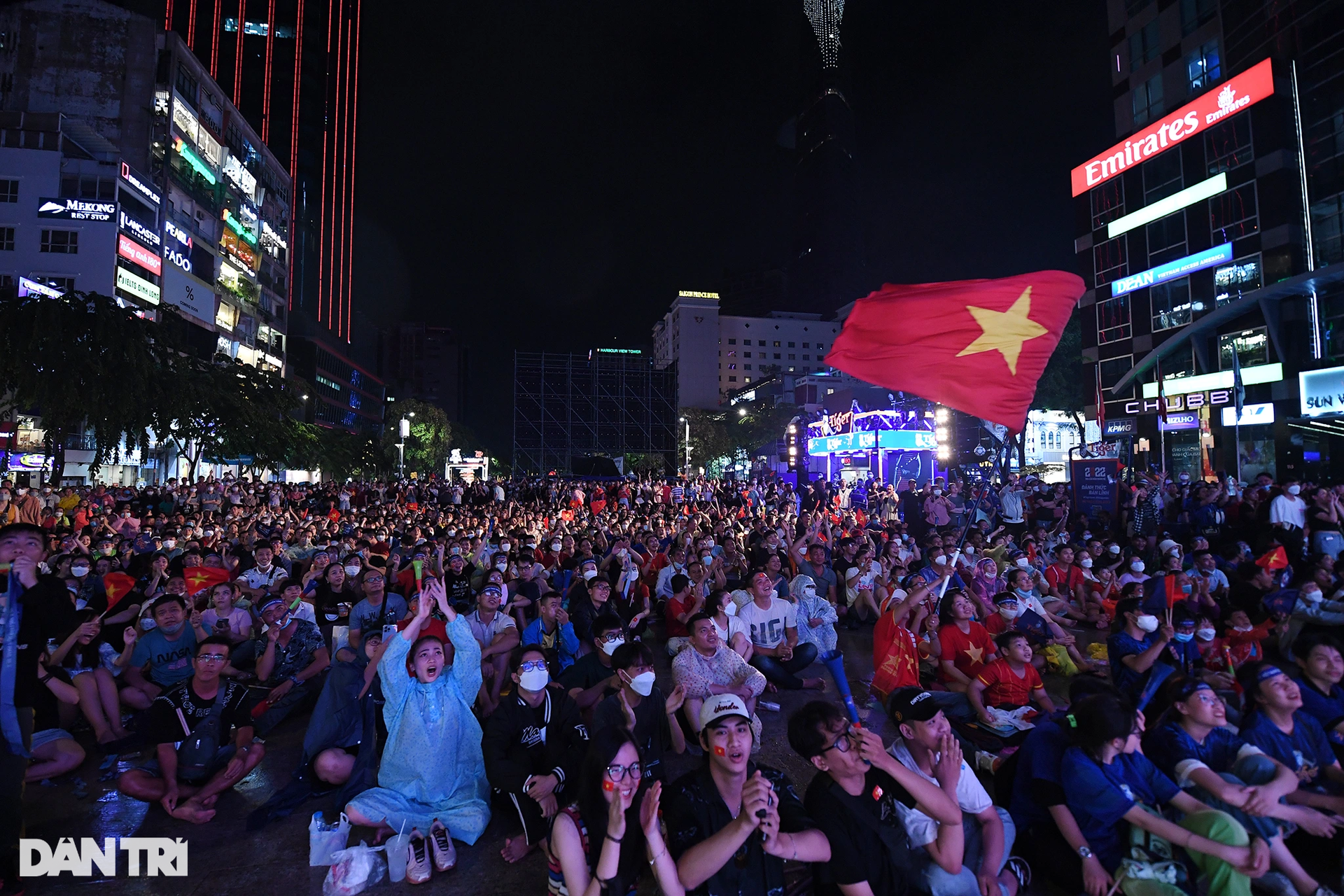 Cổ động viên TPHCM dầm mưa mừng chiến thắng của U23 Việt Nam - 7 Cổ động viên TPHCM dầm mưa mừng chiến thắng của U23 Việt Nam - 7