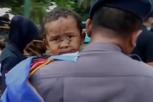 Khoảnh khắc cứu sống bé trai sau 12 giờ mắc kẹt do sóng thần ở Indonesia