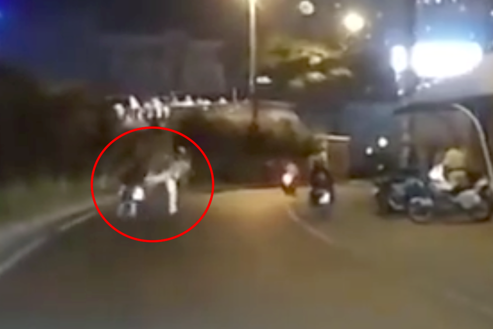 Xôn xao clip CSGT tung cước vào người đi xe máy - 1