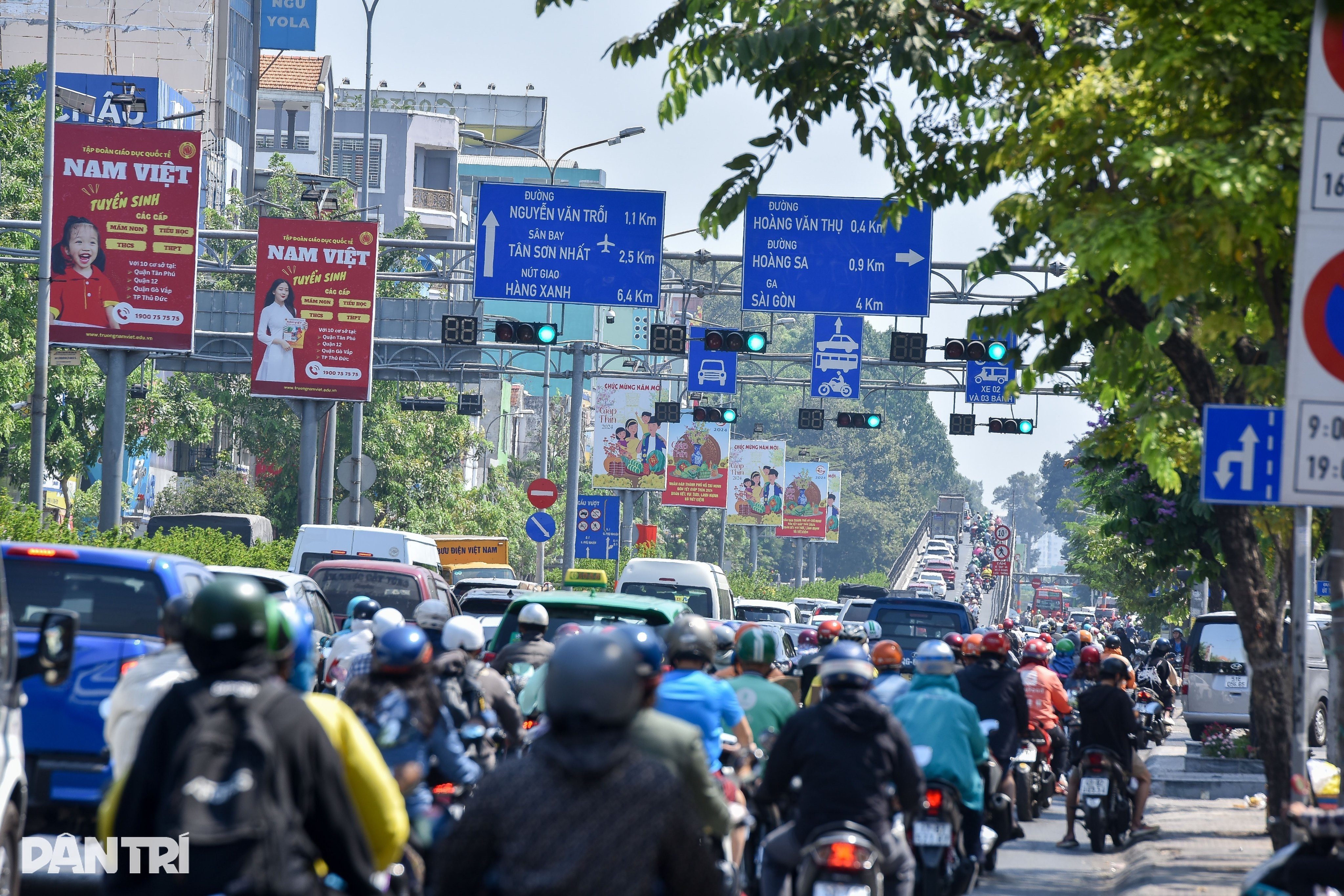 Người dân về quê ăn Tết sớm, sân bay Tân Sơn Nhất, cửa ngõ TPHCM kẹt cứng - 9