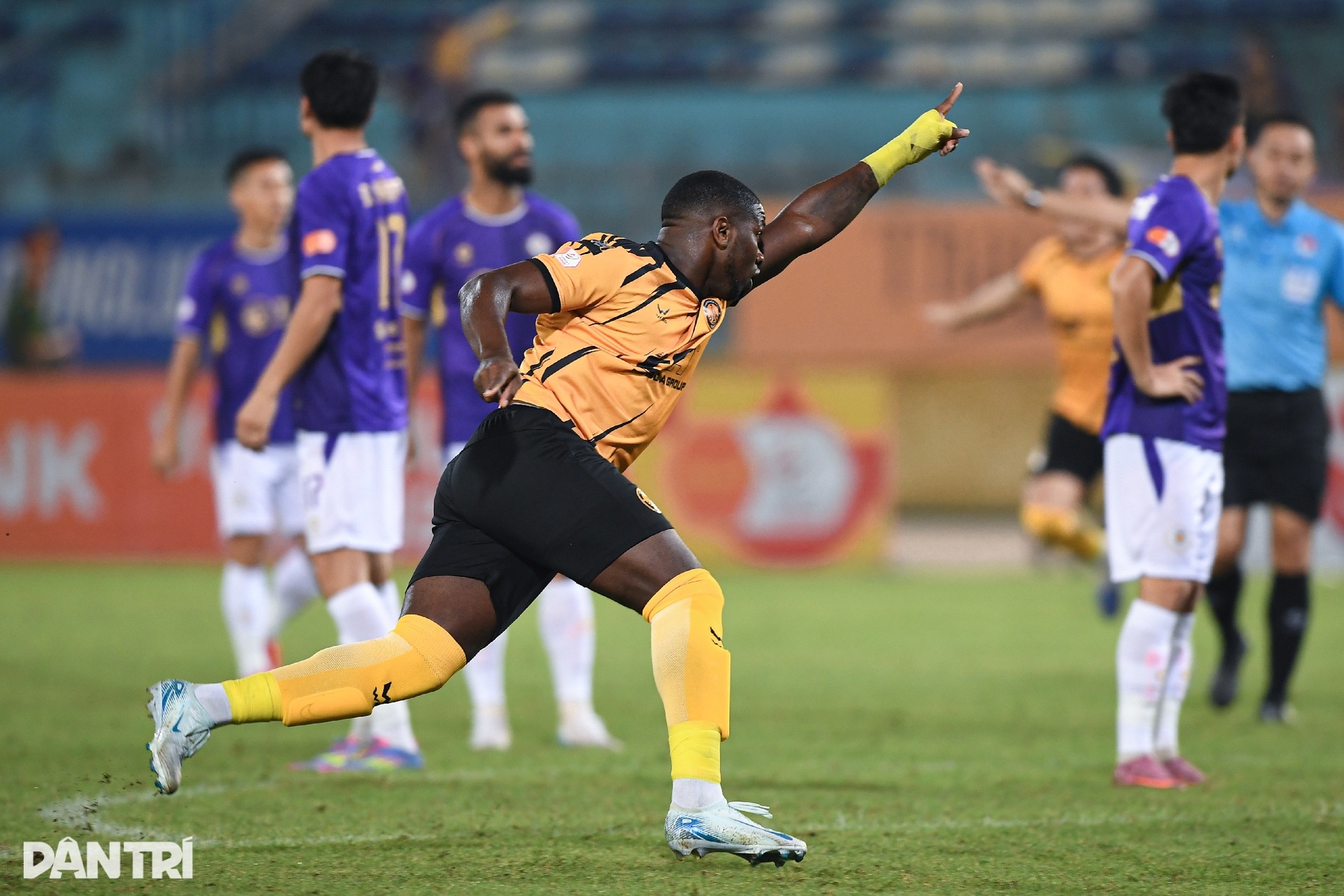 Khoảnh khắc chói sáng của ngoại binh mang 3 điểm quý giá về cho Hà Nội FC - 3 Khoảnh khắc chói sáng của ngoại binh mang 3 điểm quý giá về cho Hà Nội FC - 3