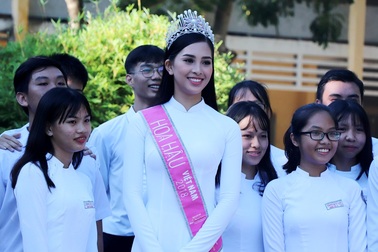 Hoa hậu Trần Tiểu Vy về thăm trường cũ, tặng quà các học sinh xuất sắc