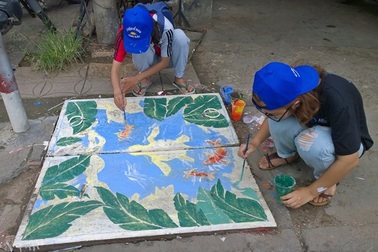 Biến nắp cống thành những... bông hoa xinh xắn