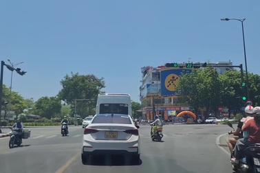 Xe máy gặp nạn vì chuyển hướng khi khuất tầm nhìn