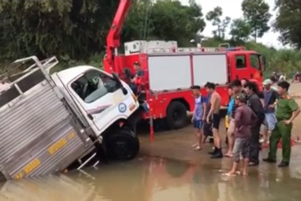 Xe tải bơi dưới sông, tài xế và phụ xe leo thùng hàng kêu cứu - 3