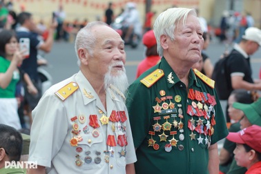 Khoảnh khắc cựu binh ngực đầy huân chương mắt ướt nhoè giữa biển cờ Hà Nội
