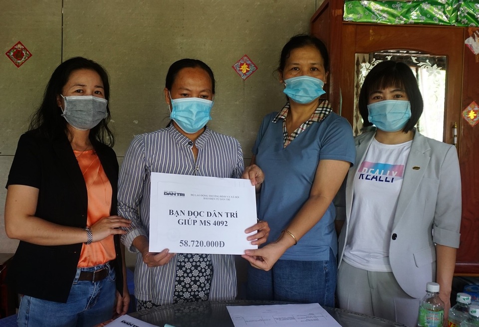 Bạn đọc Dân trí xây nhà tặng vợ chồng nghèo kiết, giúp con trai tới trường - 1