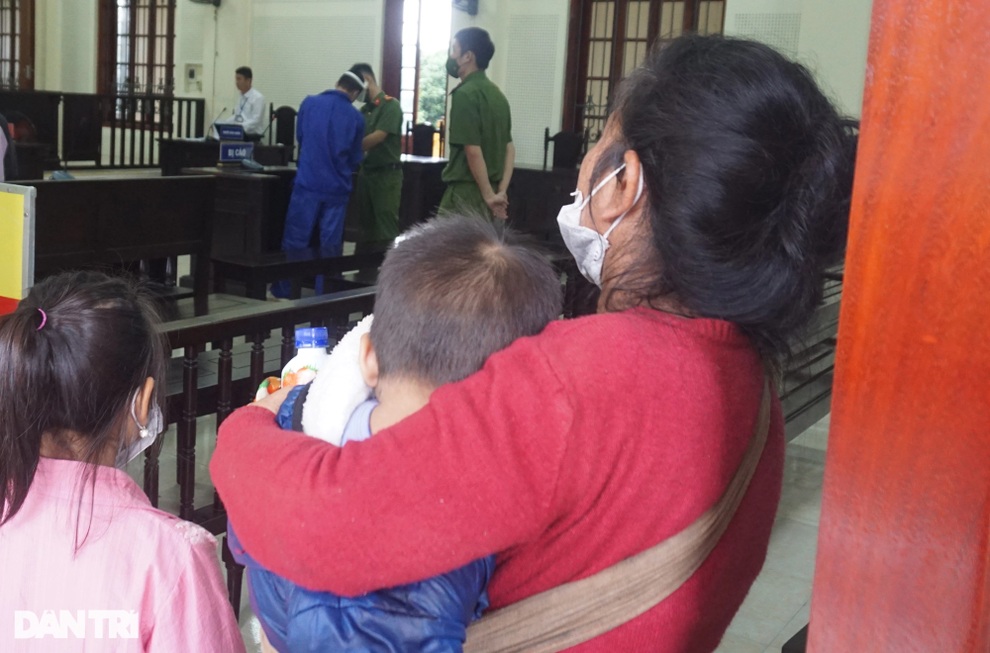 Địu cháu đến phiên xử con trai buôn ma túy, mẹ già bật khóc lỗi tại tôi - 4 Địu cháu đến phiên xử con trai buôn ma túy, mẹ già bật khóc lỗi tại tôi - 4