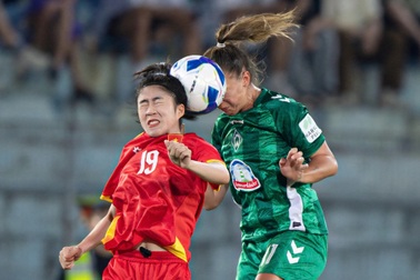 Thể hình vượt trội, dàn sao Werder Bremen áp đảo tuyển nữ Việt Nam