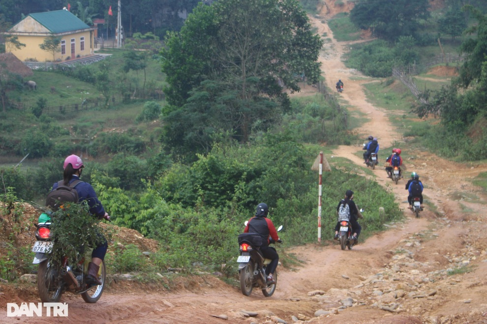 Thầy cô gánh xe máy vượt sông, mang con chữ vào nơi thâm sơn cùng cốc - 4 Thầy cô gánh xe máy vượt sông, mang con chữ vào nơi thâm sơn cùng cốc - 4